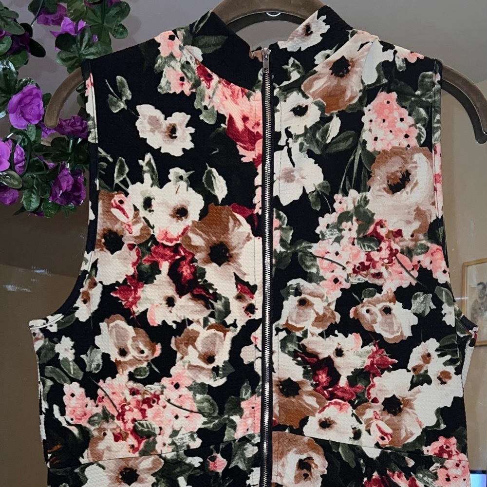 Dress - Picture 6 of 7